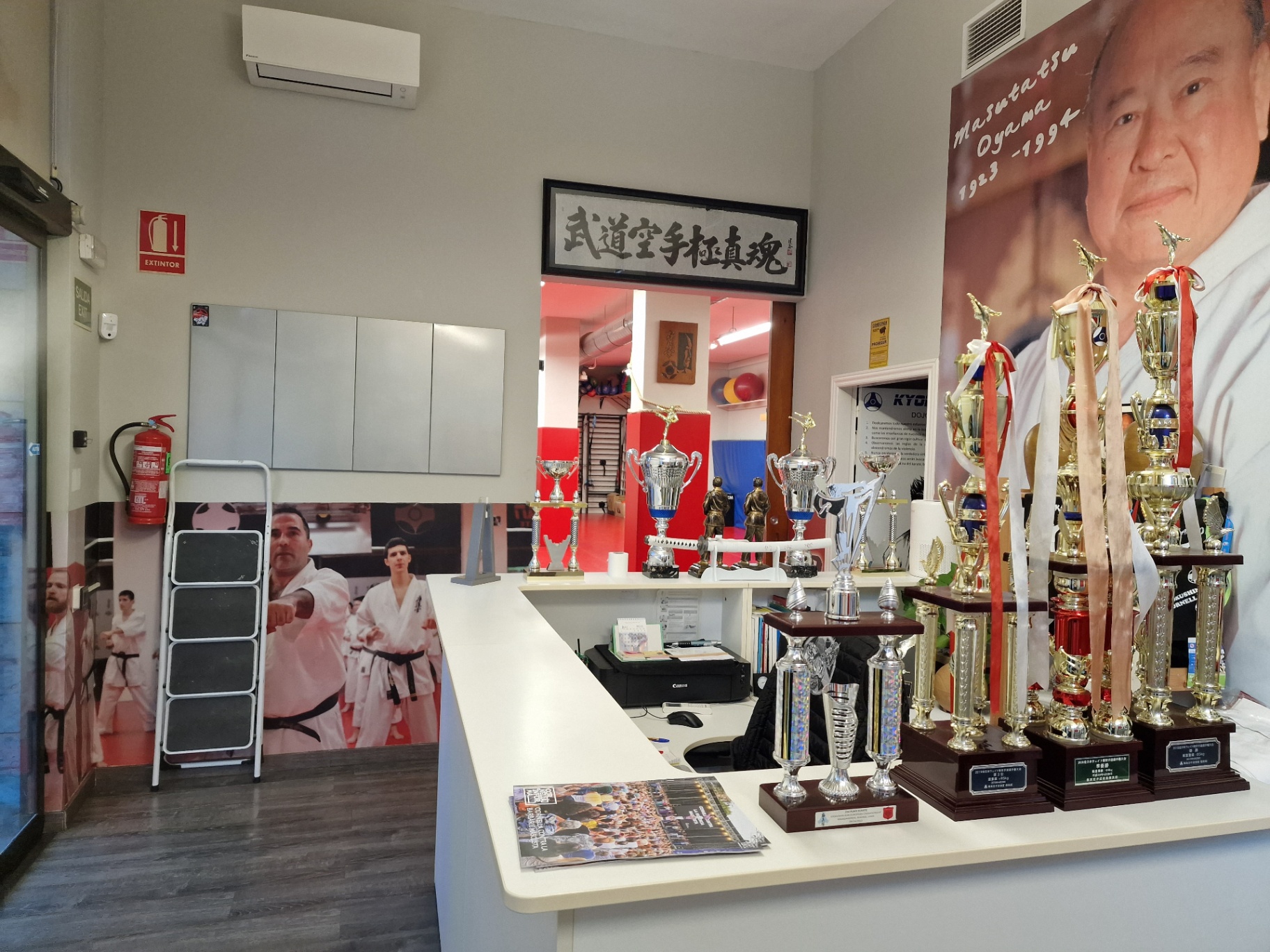 Recepción del dojo Kyokukan con trofeos y retrato de Sosai Mas Oyama